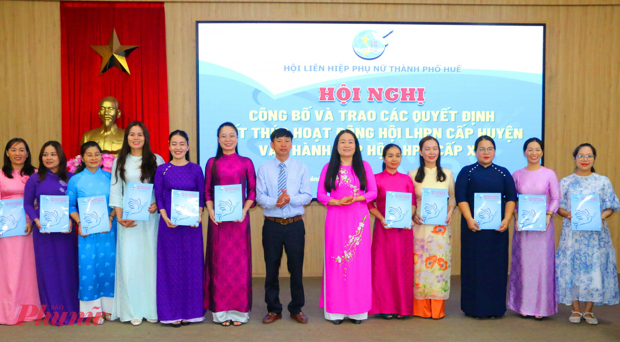 Bà Trần Thị Kim Loan – Thành uỷ viên, Chủ tịch Hội LHPN TP Huế chụp hình lưu niệm