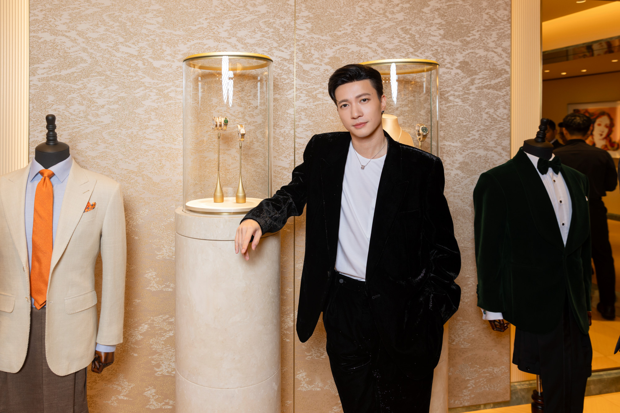 Ca sĩ Sơn Thạch S.T lịch lãm trong bộ vest đen quý phái