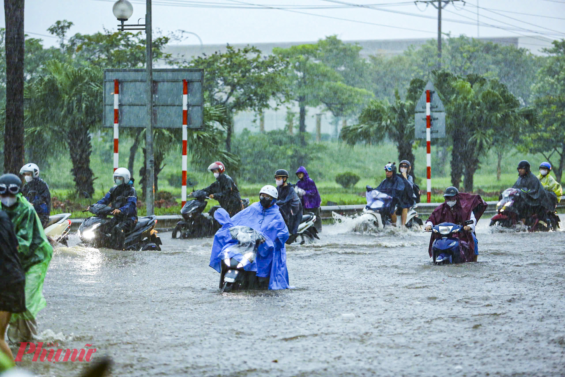 thời điểm 17h30 tại đường Võ Chí Công (Hà Nội), đoạn gần cầu Nhật Tân, mưa lớn khiến một đoạn đường bị ngập. Xe cộ phải 'lò dò' đi qua đoạn ngập nên giao thông hỗ loạn, ùn tắc.