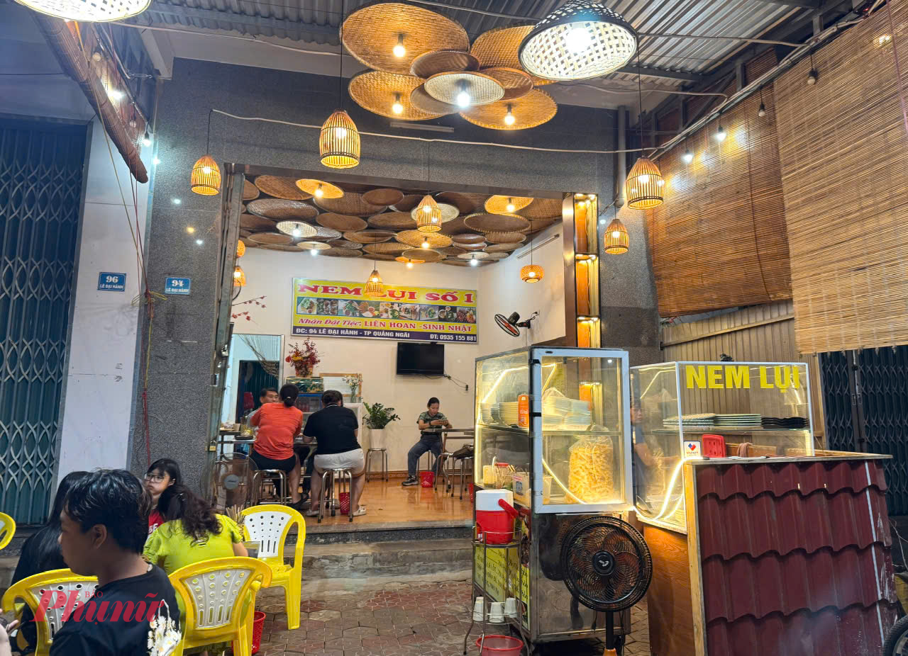 Buổi tối tại Quảng Ngãi là thời điểm thích hợp để khám phá các món ăn hấp dẫn, đầu tiên phải kể đến là món nem lụi nằm tại 94 Lê Đại Hành, Phường Nghĩa Lộ. Ảnh Myngoc_Vo 