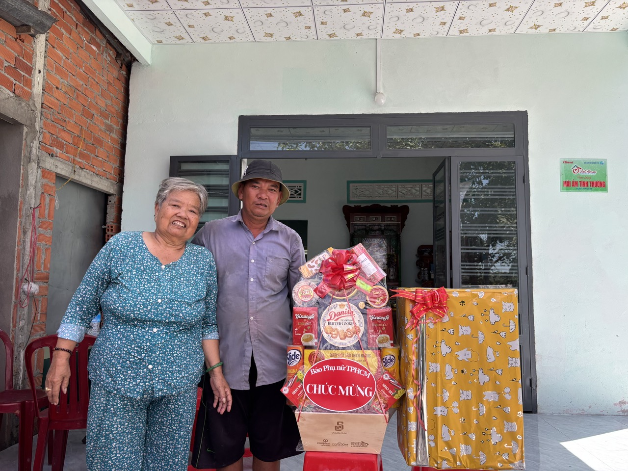 Mẹ con bà Lê Thị Hai trong niềm vui nhận nhà mới.