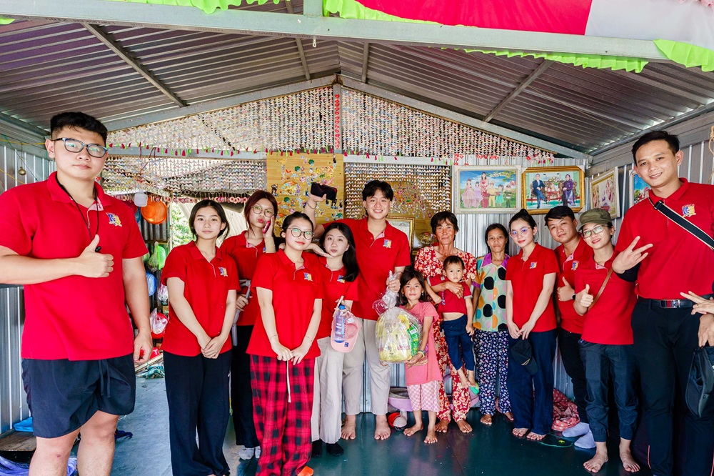 Từ song Quốc (ngoài cùng bên trái) cùng các bạn học sinh tham gia chương trình thiện nguyện của trường - Ảnh: Royal School