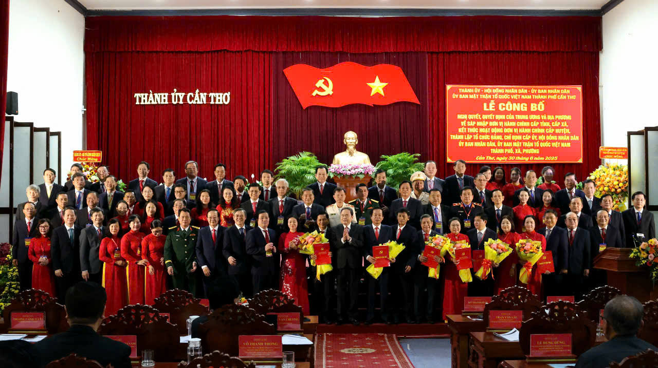 Chủ tịch Quốc hội Trần Thanh Mẫn- chúc mừng BCH Đảng bộ TP Cần Thơ (mới) nhiệm kỳ 2020- 2025... Ảnh: Trung Phạm