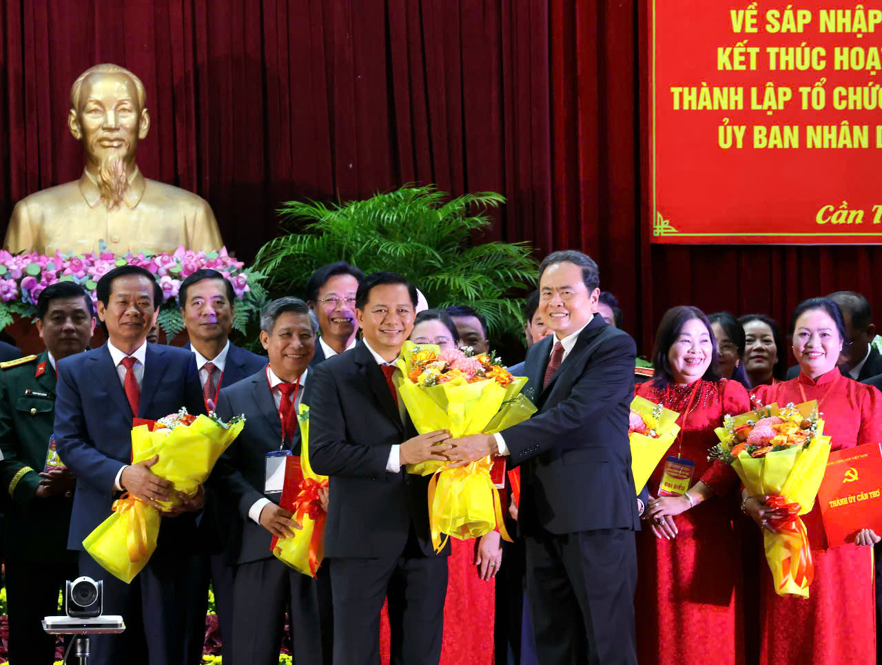 Chủ tịch Quốc hội Trần Thanh Mẫn - tặng hoa chúc mừng ông Trần Văn Lâu giữ chức Phó Bí thư Thành ủy, Chủ tịch UBND TP Cần Thơ. Ảnh: Trung Phạm