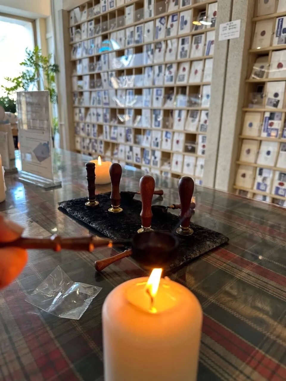 Bạn viết một lá thư cho chính mình trong tương lai về những mục tiêu, ước mơ hay là cảm xúc vào thời điểm hiện tại. Hoặc viết cho một người thân để gửi gắm lời yêu thương. Sau đó, dùng sáp nóng chảy để niêm phong phong bì và cho vào hộp thư ứng với ngày muốn gửi - Ảnh: The Strawberry Snaps