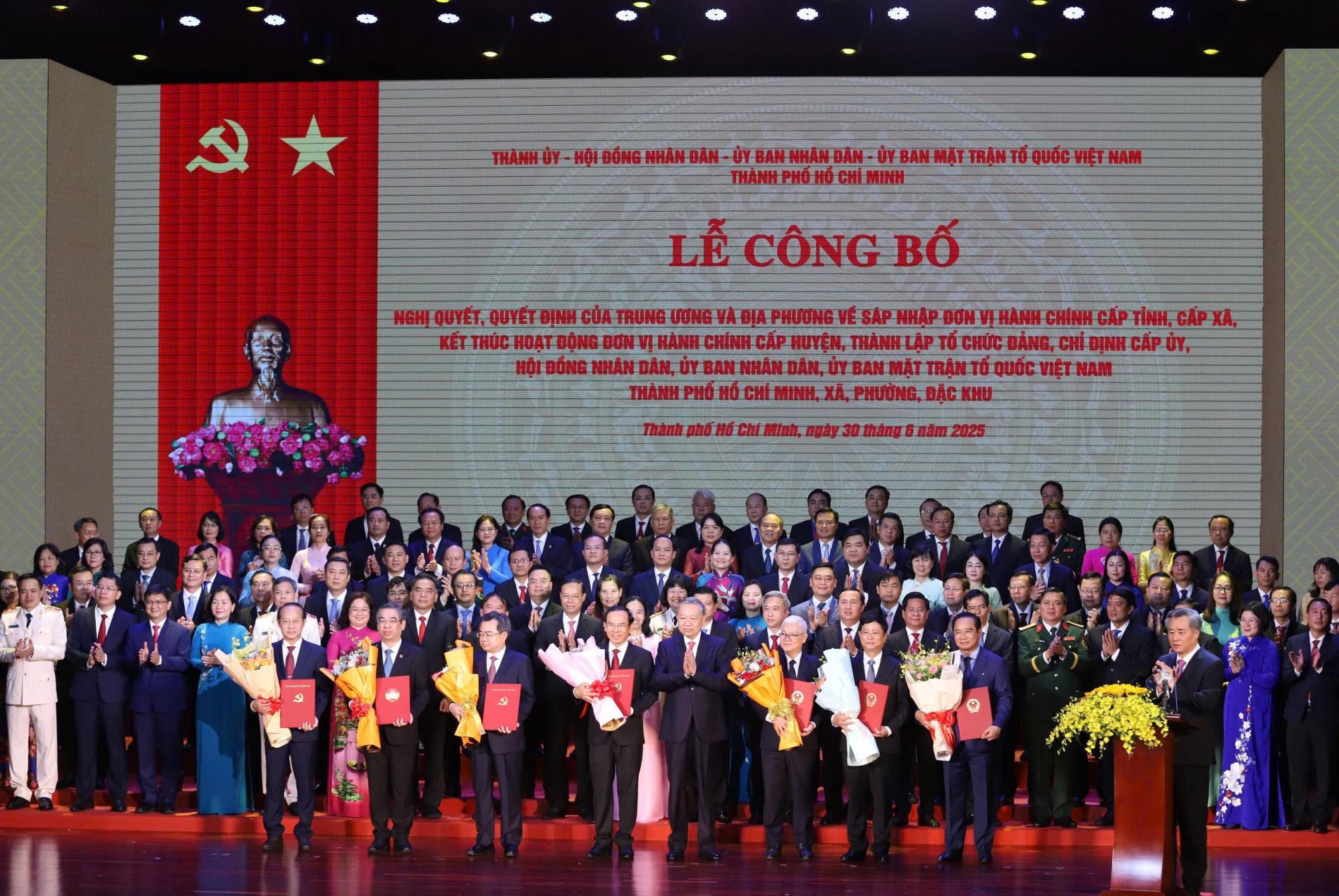 Tổng Bí thư Tô Lâm - trao quyết định 