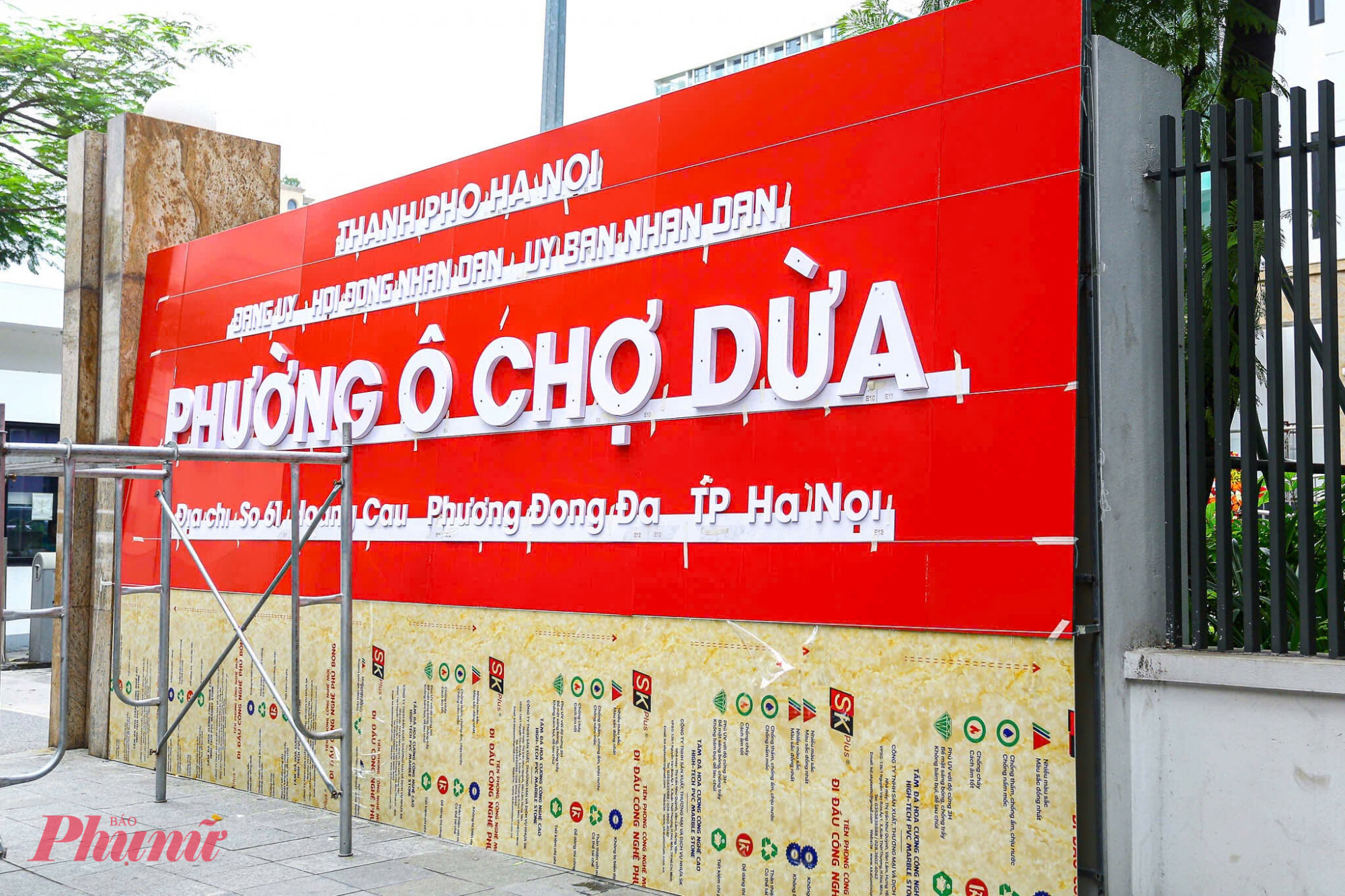 Chủ tịch nước Lương Cường dự lễ công bố 126 xã, phường mới của Hà Nội tại các trụ sở xã, phường mới ở Hà Nội, các công nhân đã bắt đầu gắn biển tên mới, để chuẩn bị đi vào hoạt động từ ngày 1/7.