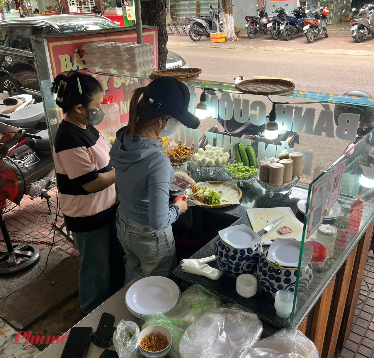 Vào lúc buổi chiều là thời điểm để ta dạo quanh trung tâm thành phố Quy Nhơn để khám phá nét đặc sắc của ẩm thực nơi đây. Một trong những món ăn không thể bỏ qua chính là bánh cuốn Tây Sơn, một gợi ý nhỏ rằng bạn có thể thử ăn tại quán có địa chỉ tại 97 Vũ Bảo, Ngô Mây