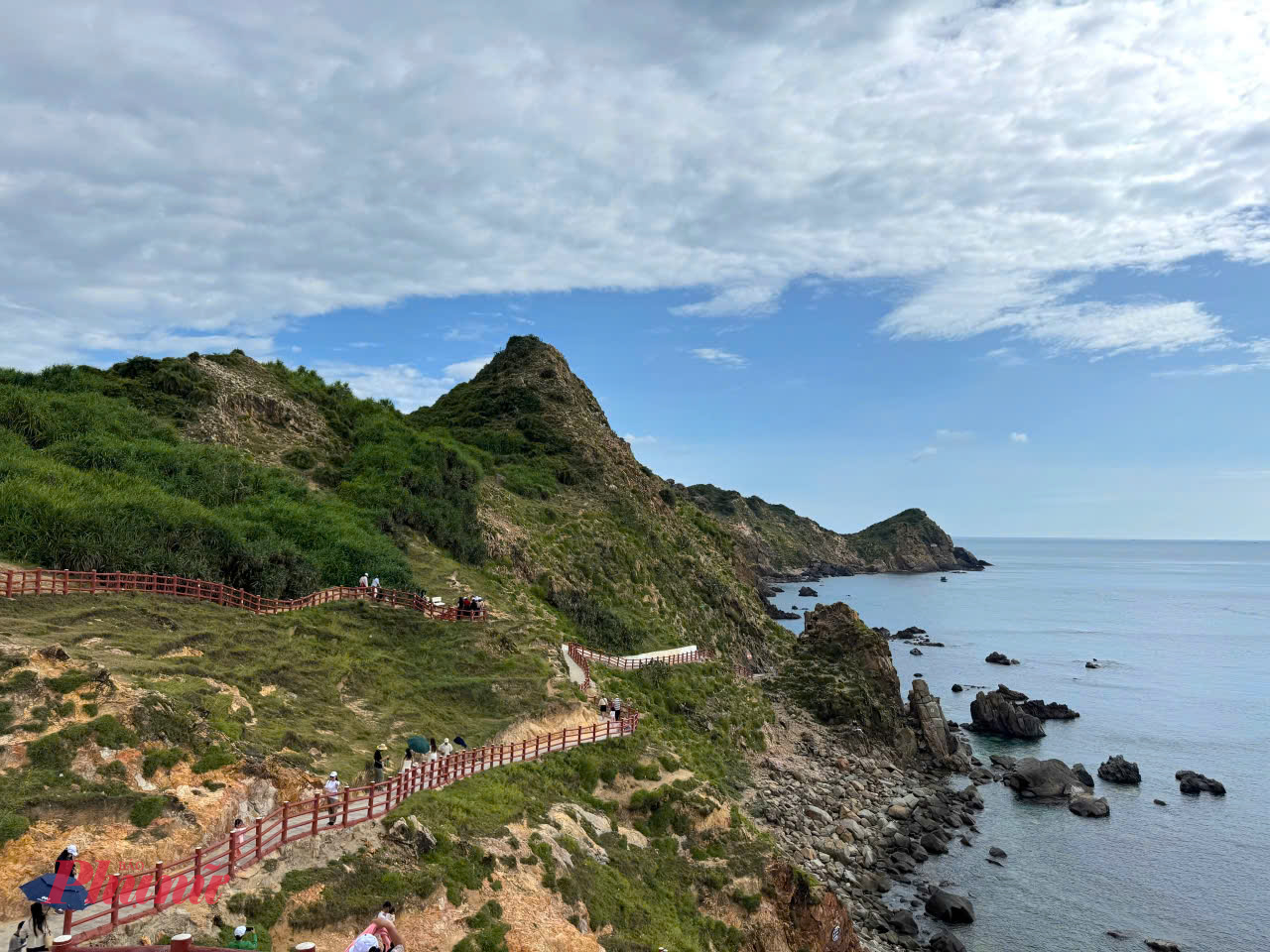 Để 'săn những tia nắng đầu ngày tại Bình Định, Eo Gió là  một eo biển rất nhỏ được bao bọc bởi những rặng núi đá cao, khi nhìn từ xa bạn sẽ thấy chúng giống như những chiếc răng cưa. một điểm đến không thể tuyệt vời hơn, với vị trí khá gần trung tâm thành phố Quy Nhơn (Xã Nhơn Lý - chỉ cách khoảng 20 km) nên ta có thể xuất phát từ khoảng 5 giờ sáng, mất khoảng 20,30 phút lái xe là sẽ đến Eo Gió vừa kịp lúc để đón được bình minh. 