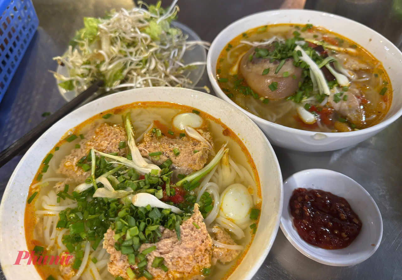 Bên cạnh món bún riêu thì những món khác như bún giò cũng là một món nên thử.