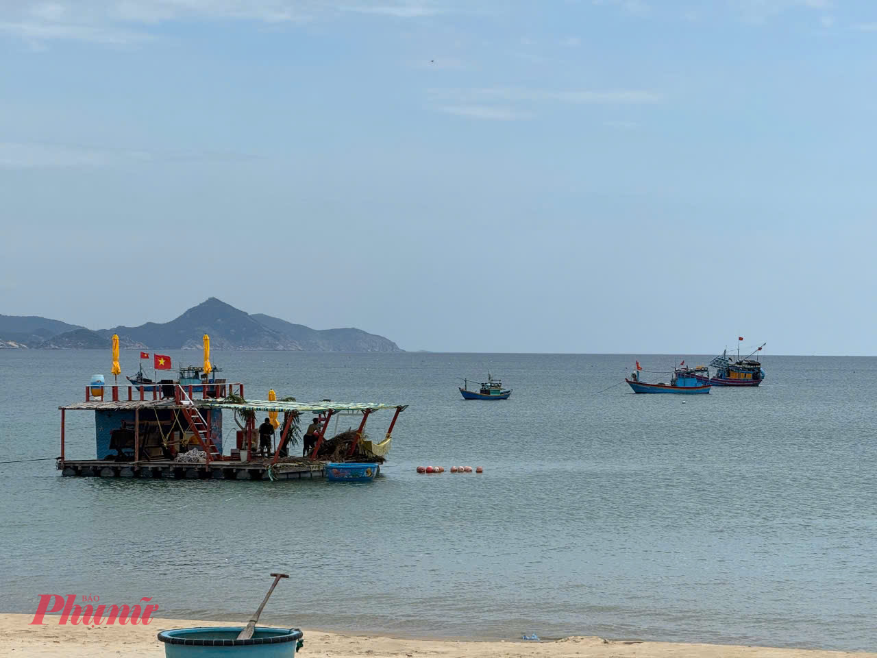 Trên cung đường quay về trung tâm thành phố, ta sẽ rẽ vào tuyến đường dẫn đến đảo Hải Giang,