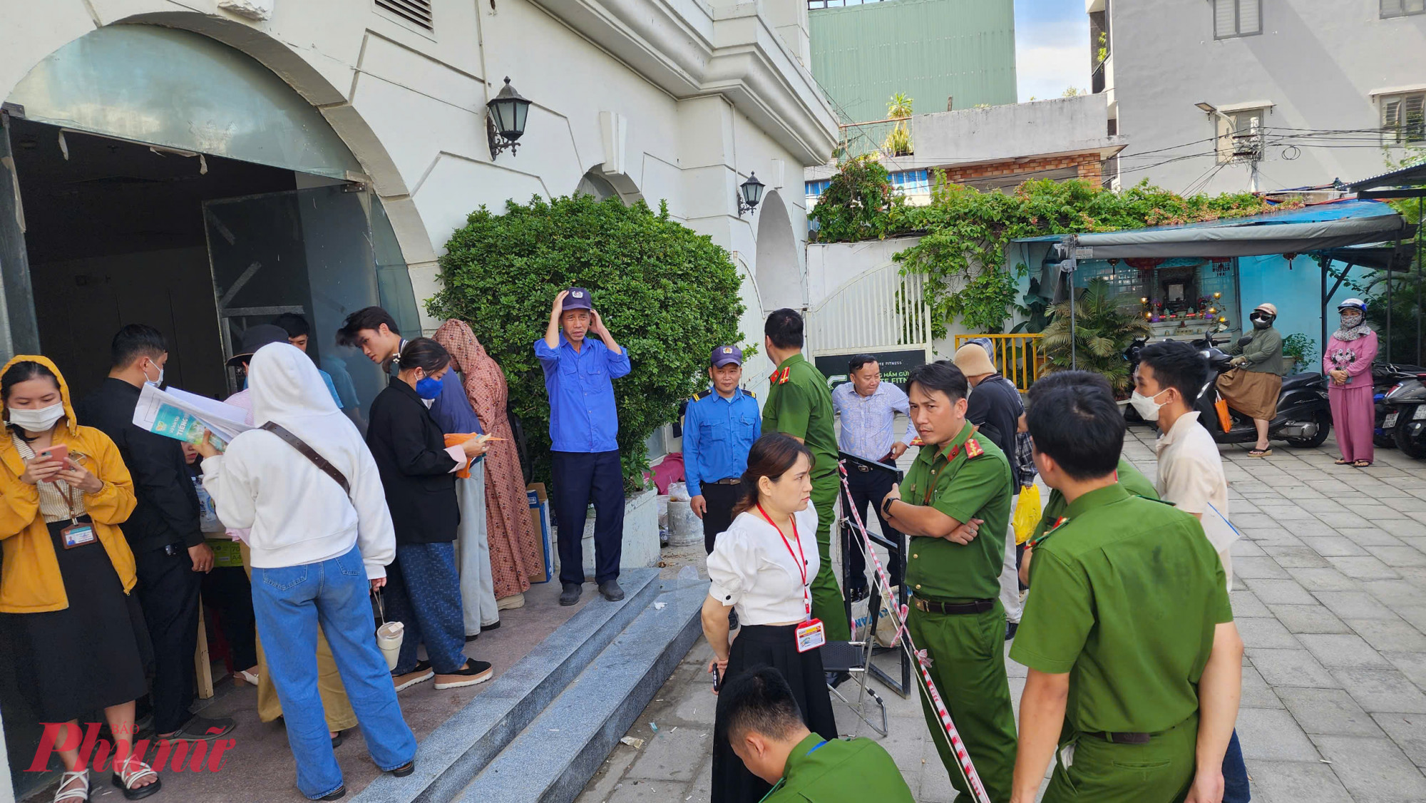 Lực lượng chức năng và bảo vệ doanh nghiệp phải liên tục can thiệp, phân luồng, ổn định trật tự. Đến hơn 8g30 cùng ngày tình hình mới phần nào được kiểm soát.