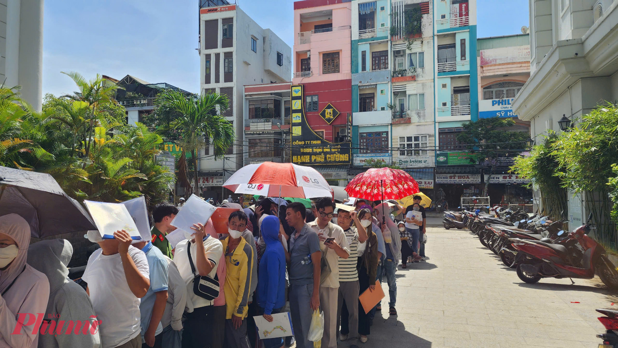 Cảnh chen lấn, xô đẩy kéo dài đến sáng 30/6 khiến khu vực trở nên hỗn loạn. Ghi nhận vào sáng 30/6, hàng trăm người tiếp tục xếp hàng dài tại trụ sở Công ty CP Đức Mạnh (đường Hùng Vương, phường Hải Châu, TP Đà Nẵng) để chờ nộp hồ sơ.
