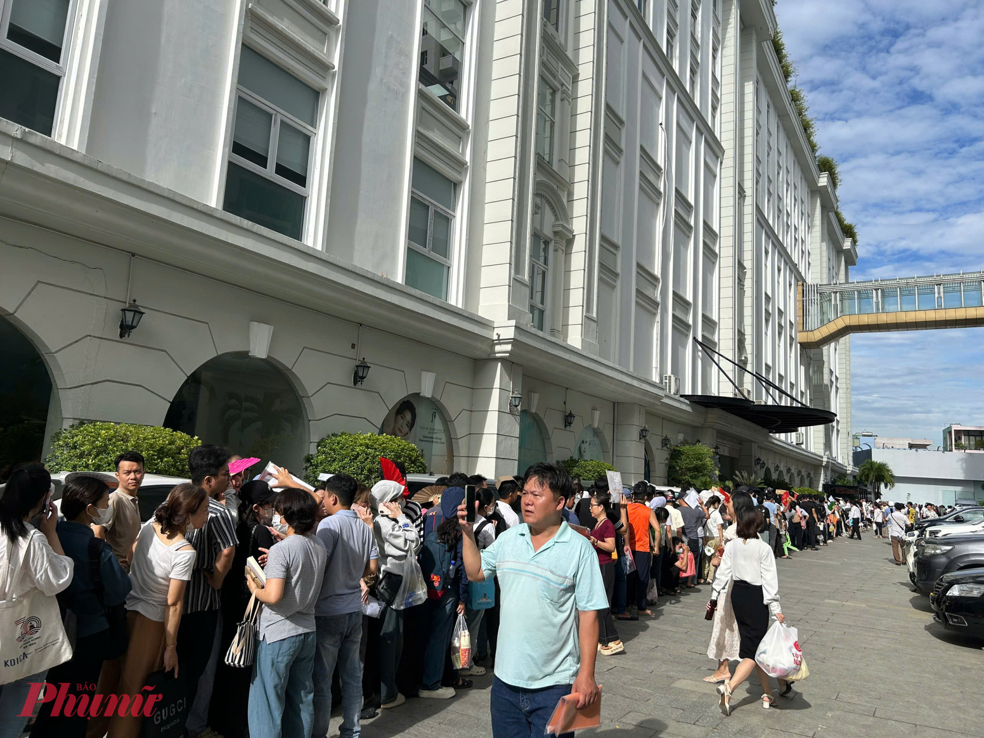 Đến 11g cùng ngày, khu vực trụ sở công ty vẫn đông kín người đứng chờ nộp hồ sơ, nhiều người dù mệt mỏi vẫn kiên trì bám trụ với hy vọng sở hữu căn hộ giá hợp lý.