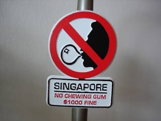 Tuyệt đối không được nhả bã kẹo cao su ở nơi công cộng - Ảnh: Reddit