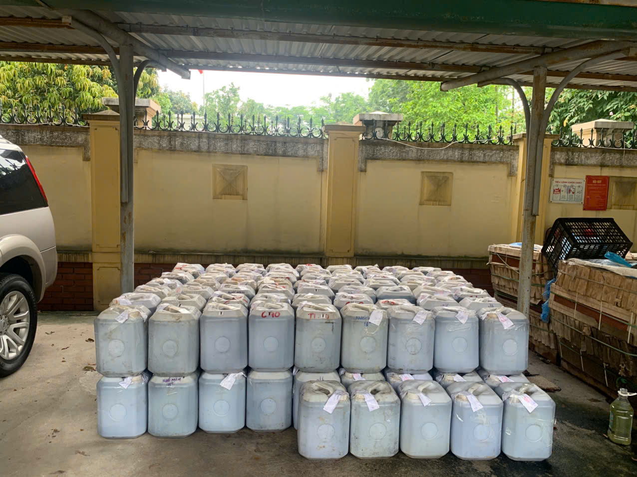 Nước mắm không rõ nguồn gốc được lực lượng chức năng phát hiện - Ảnh: Cục Quản lý thị trường TP Hà Nội 