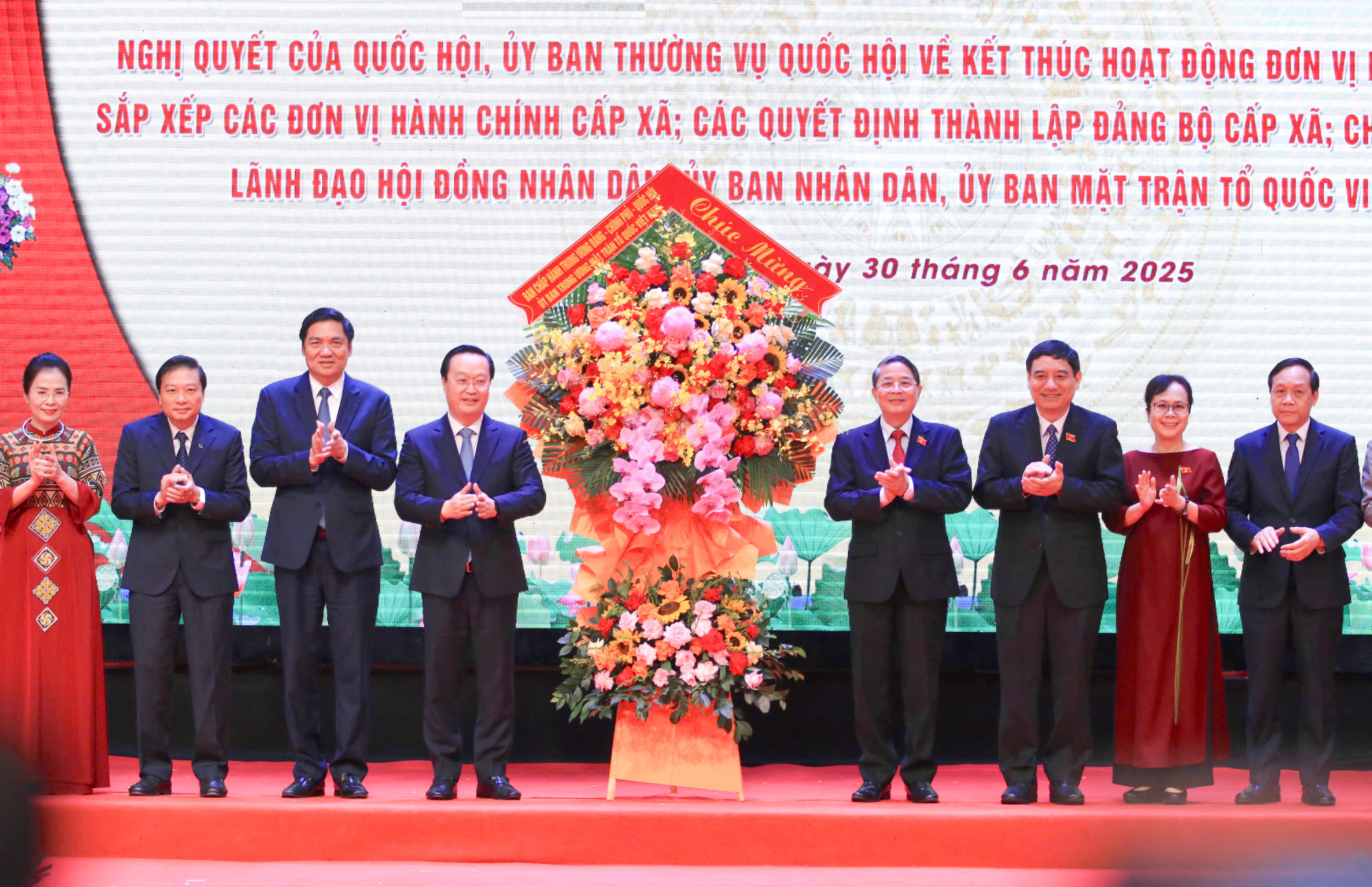Phó Chủ tịch Quốc hội Nguyễn Đức Hải tặng hoa chúc mừng tỉnh Nghệ An - Ảnh: Khánh Trung