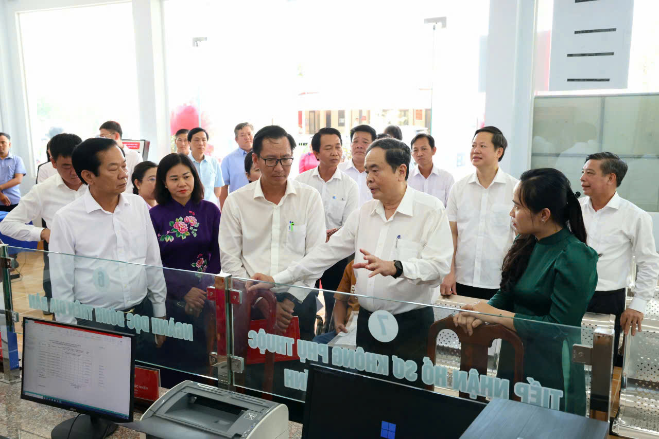 Chủ tịch Quốc hội Trần Thanh Mẫn kiểm tra ở xã Thạnh Hòa, TP Cần Thơ... Ảnh: Trung Phạm