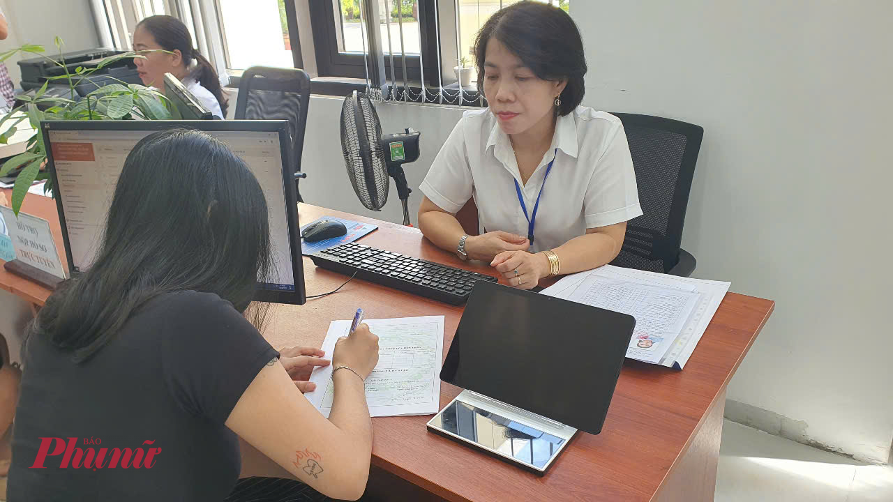Cán bộ phường Hải Châu hướng dẫn người dân thực hiện thủ tục hành chính