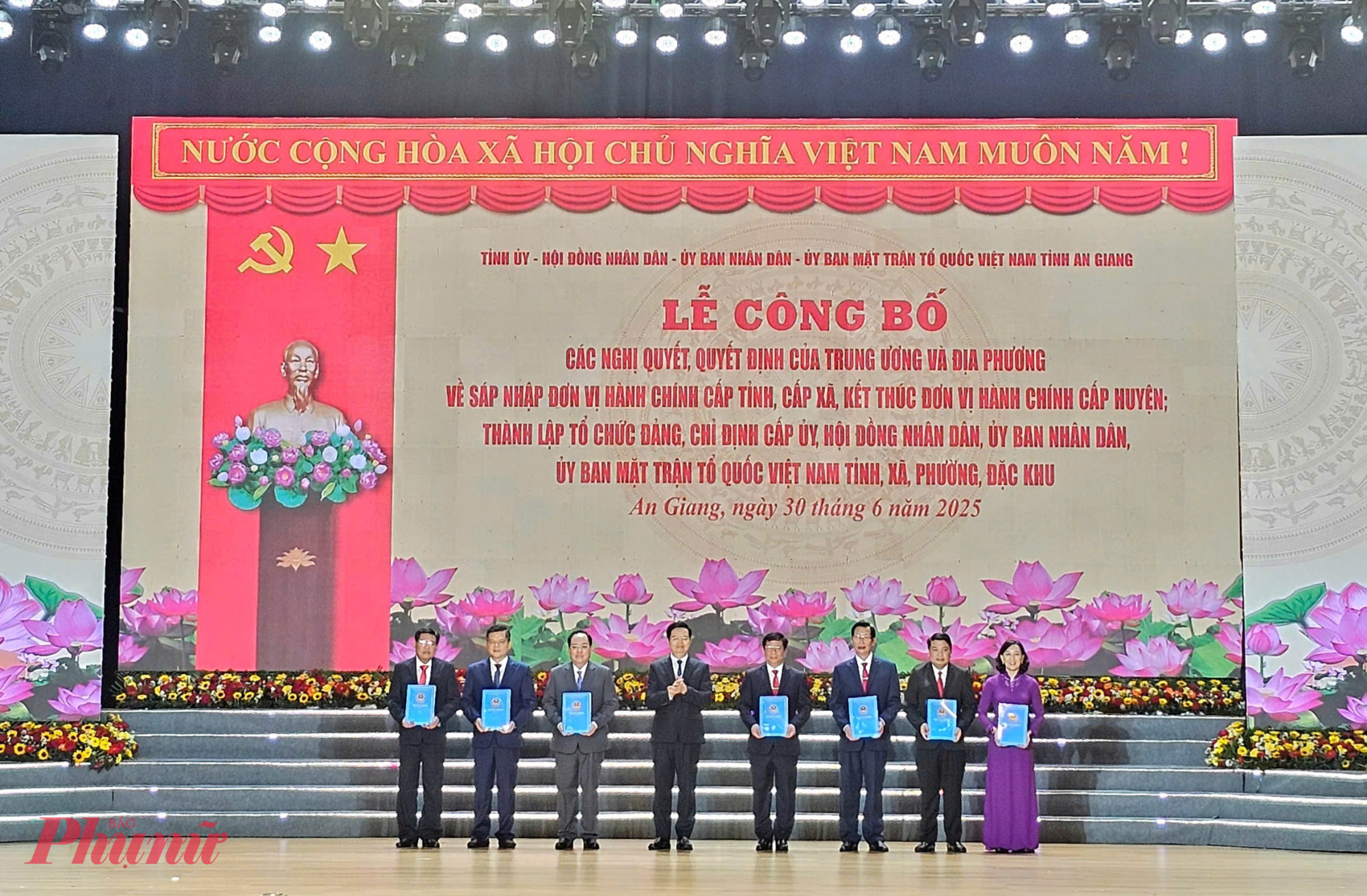 Phó Thủ tướng Mai Văn Chính: An Giang mới hội tụ lợi thế vượt trội để phát triển toàn diện Phó Thủ tướng Mai Văn Chính trao quyết định chỉ định cho Chủ tịch và các Phó chủ tịch UBND tỉnh An Giang - Ảnh Phú Hữu