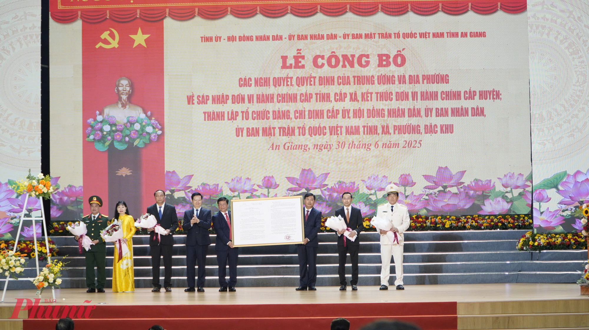 Phó Thủ tướng Mai Văn Chính: An Giang mới hội tụ lợi thế vượt trội để phát triển toàn diện Phó Thủ tướng Mai Văn Chính trao nghị quyết thành lập tỉnh An Giang mới cho các lãnh đạo tỉnh - Ảnh Phú Hữu