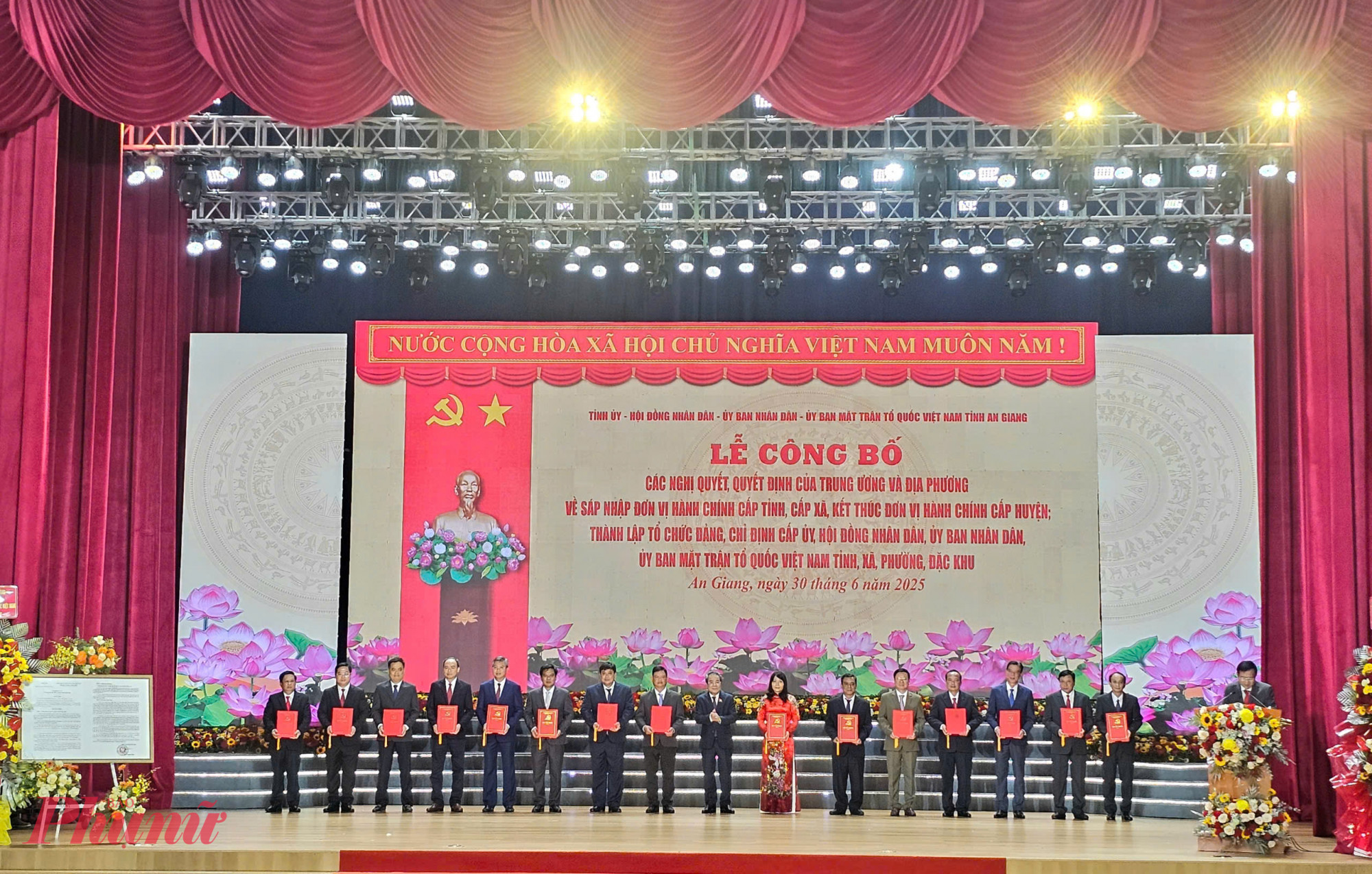 Phó Thủ tướng Mai Văn Chính: An Giang mới hội tụ lợi thế vượt trội để phát triển toàn diện Trao quyết định thành lập các phường, xã và đặc khu tỉnh An Giang - Ảnh Phú Hữu