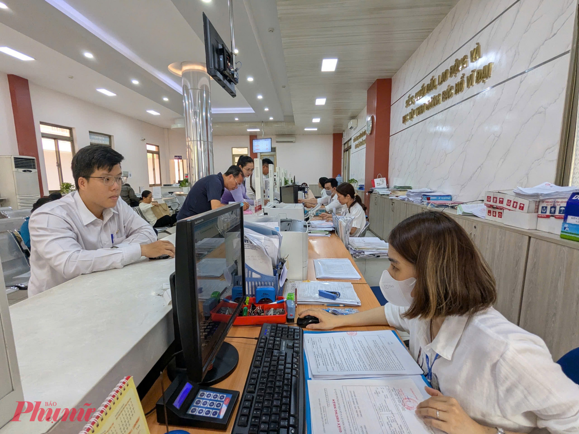 Cán bộ tại UBND phường Tân Bình đã bắt đầu nhập cuộc với nhiệm vụ mới tại khu trung tâm hành chính công mới - Ảnh: Thanh Tâm