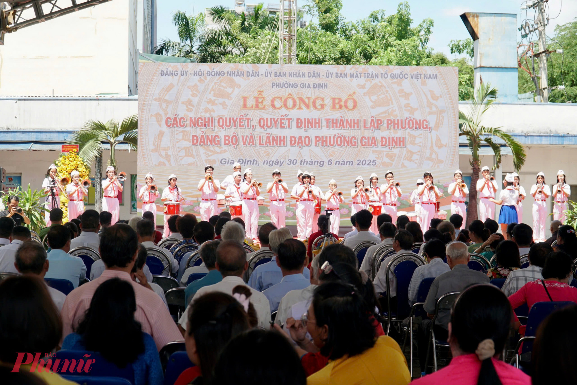  Đông đảo người dân đã có mặt tại UBND phường Gia Định (quận Bình Thạnh) để dự lễ công bố Nghị quyết của Ủy ban Thường vụ Quốc hội về sắp xếp đơn vị hành chính cấp xã 
