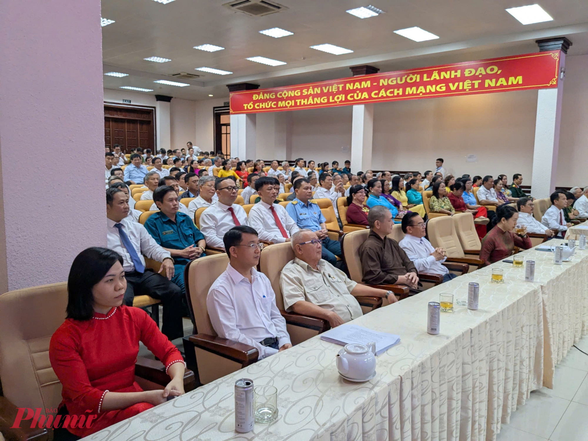 Các cán bộ tại phường Tân Bình tham dự trực tuyến lễ công bố quyết định triển khai mô hình chính quyền 2 cấp.