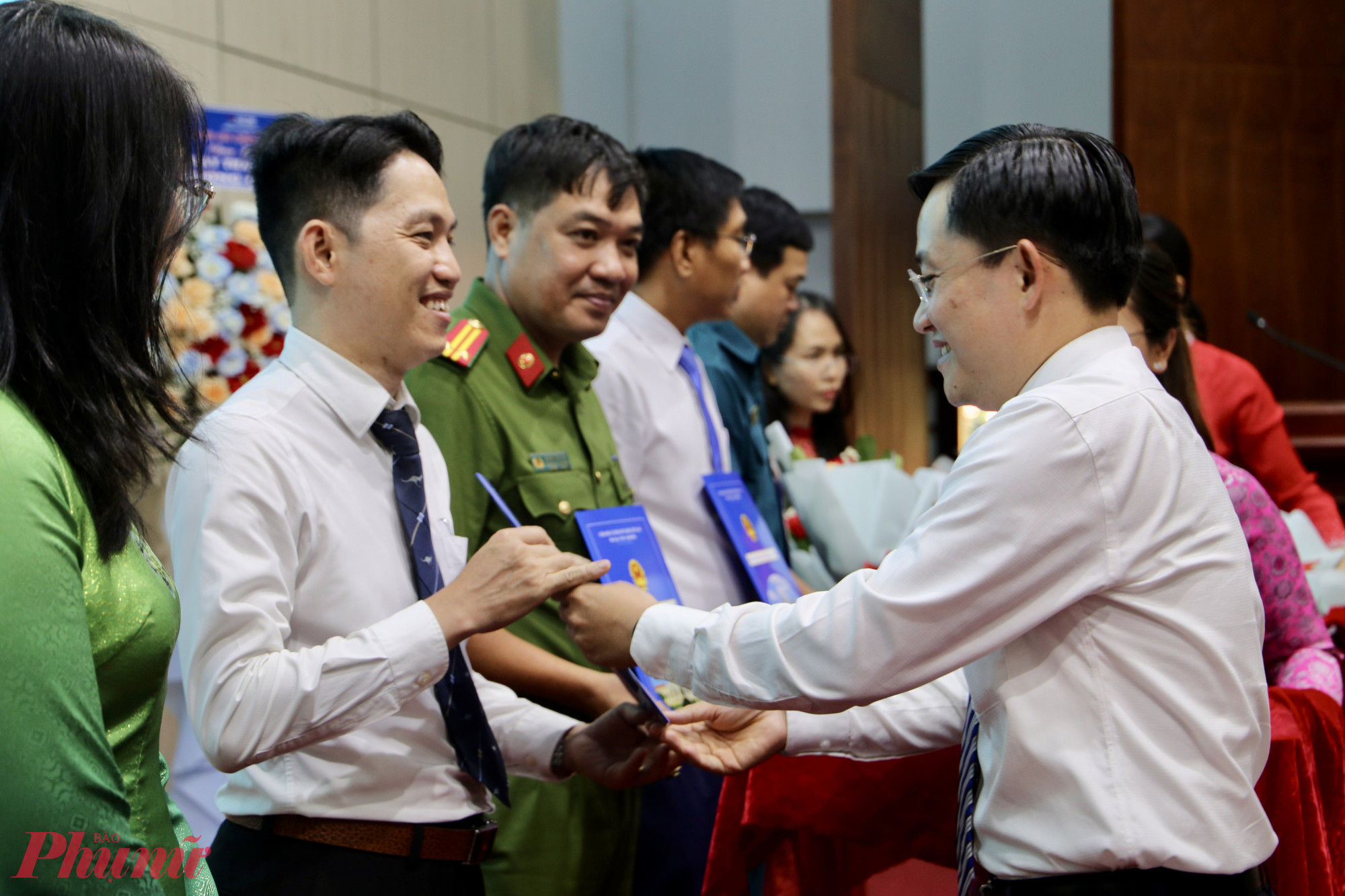 Ông Phùng Thái Quang - Phó chủ tịch Liên đoàn Lao động TPHCM trao quyết định bổ nhiệm cán bộ mới tại phường Gò Vấp - Ảnh: Thanh Tâm