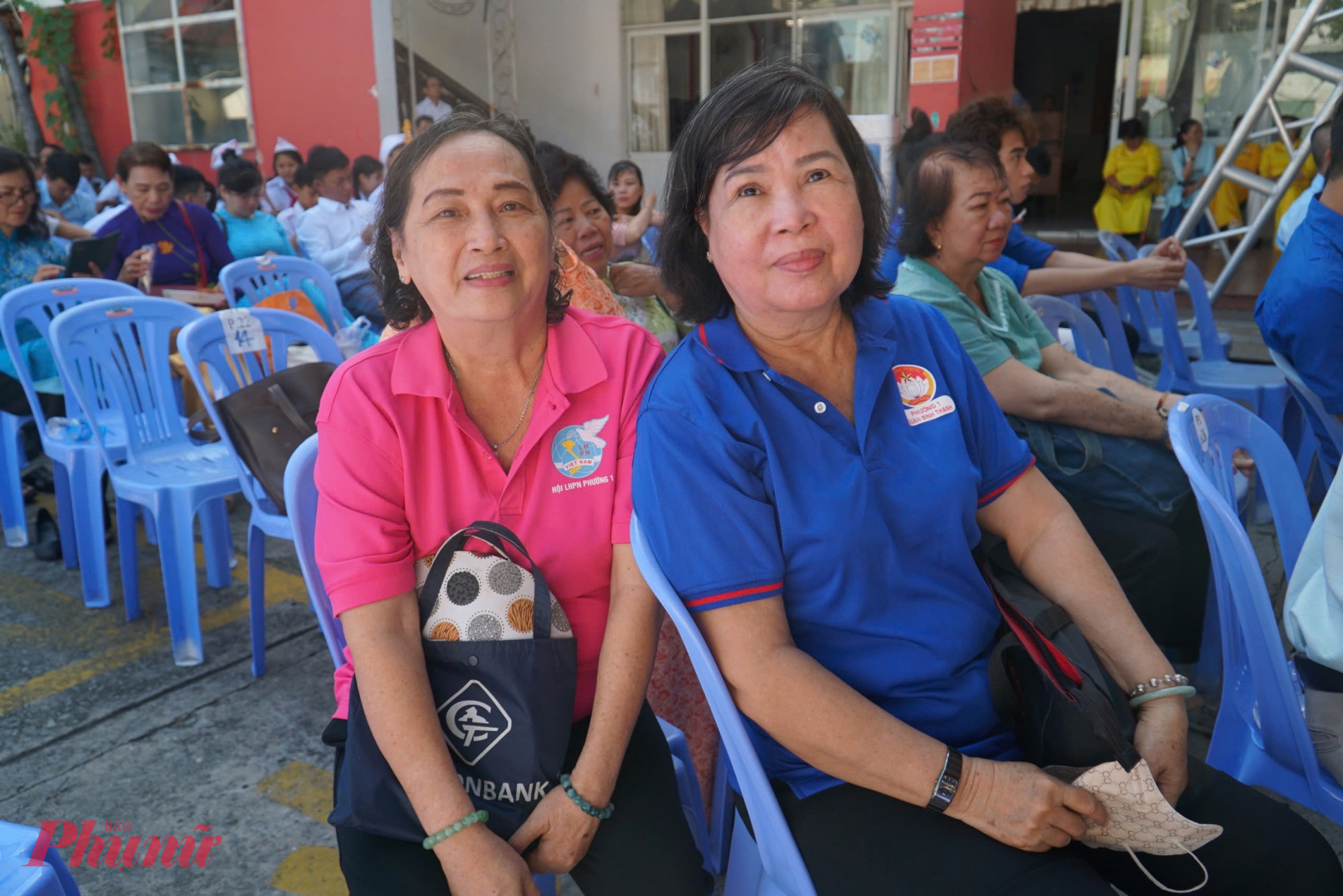 Bà Chung Thị Minh Tâm (bên trái) bày tỏ niềm vinh dự khi được chứng kiến sự kiện ý nghĩa này