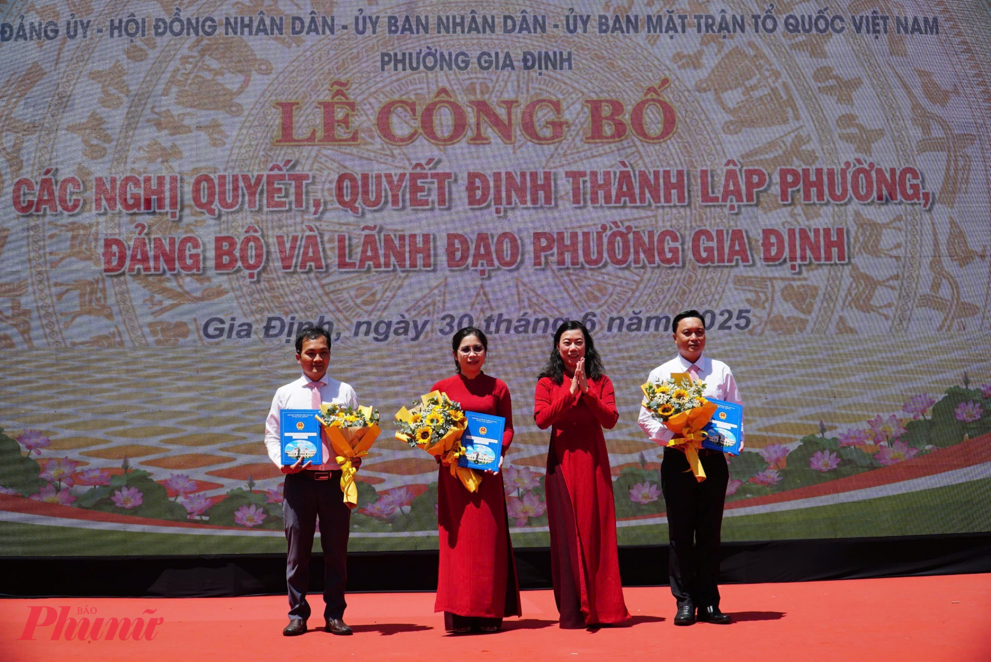 Trao quyết định bổ nhiệm Chủ tịch, Phó Chủ tịch UBND phường Gia Định cho các đồng chí lãnh đạo trong lễ ra mắt bộ máy chính quyền mới.