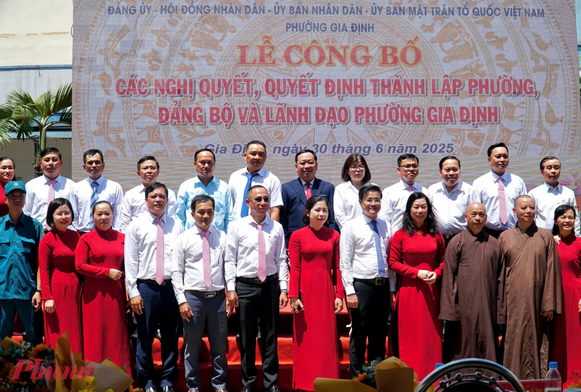 Lãnh đạo và cán bộ phường Gia Định ra mắt tại buổi lễ công bố, sẵn sàng nhận nhiệm vụ trong giai đoạn vận hành chính quyền 2 cấp