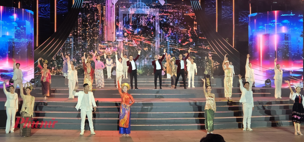 Hình ảnh TPHCM năng động, hội nhập qua ca khúc Hochiminh City- We are
