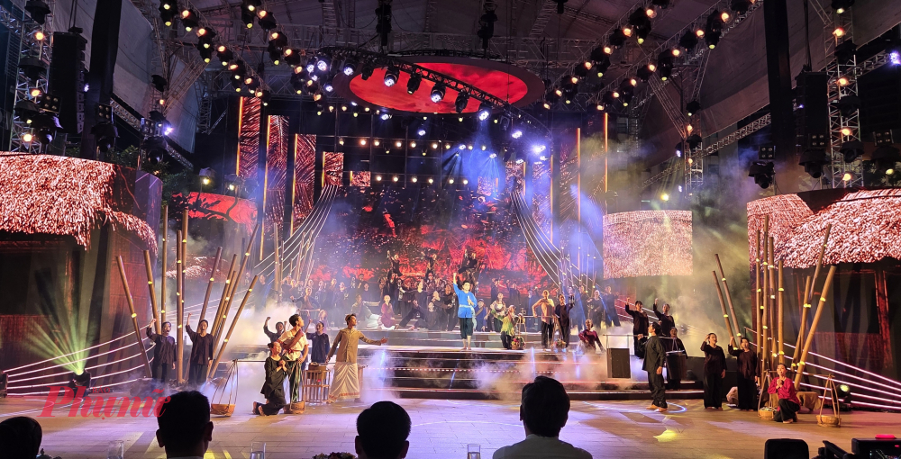 NSND Trọng Phúc thể hiện nhạc cảnh Phương Nam hương đất tình người.