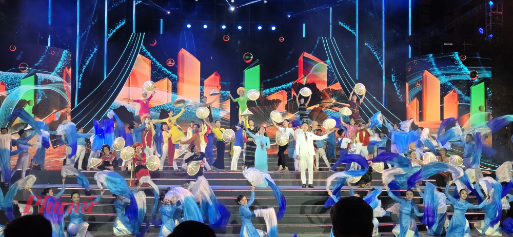 Ca khúc TPHCM - Nơi những dòng sông hội ngộ mở màn chương trình nghệ thuật đặc biệt tối 30/6.