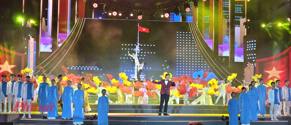 NSND Tạ Minh Tâm thể hiện ca khúc Tổ quốc chưa bao giờ đẹp như thế