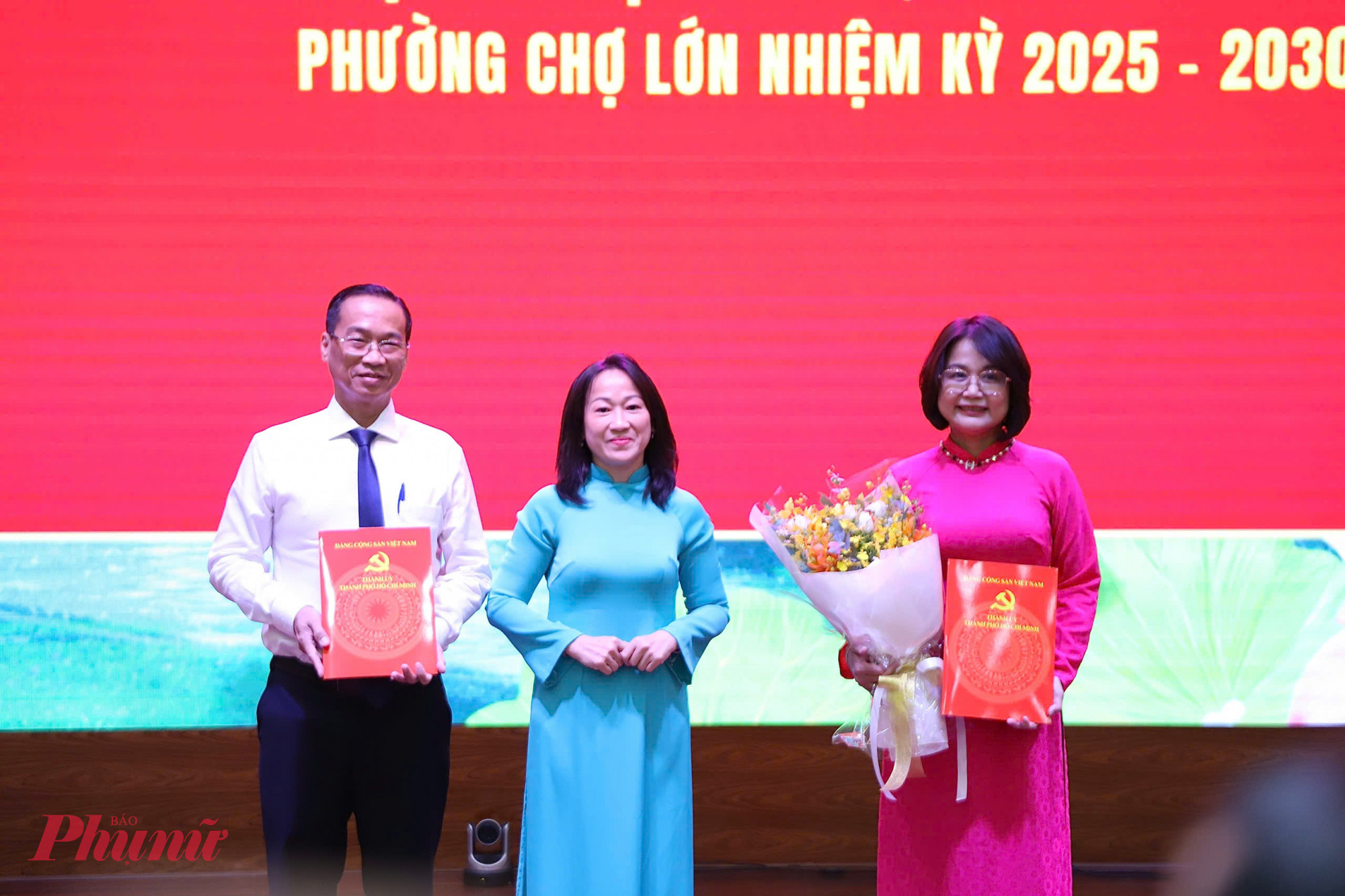 Ra mắt phường, xã mới tại TPHCM: Dấu ấn trên hành trình kiến tạo đô thị hiện đại, nghĩa tình Bà Đặng Thị Tuyết Mai - Phó Giám đốc Sở Dân tộc và Tôn giáo TPHCM (áo dài xanh) trao quyết định cho bà Đặng Ngọc Quế Hương và ông Nguyễn Xuân Trung