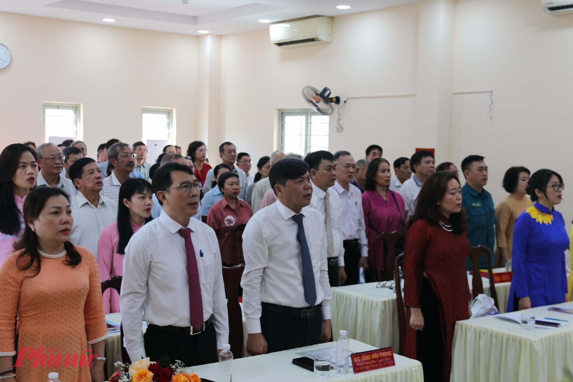 Ra mắt phường, xã mới tại TPHCM: Dấu ấn trên hành trình kiến tạo đô thị hiện đại, nghĩa tình Các đại biểu thực hiện nghi thức chào cờ