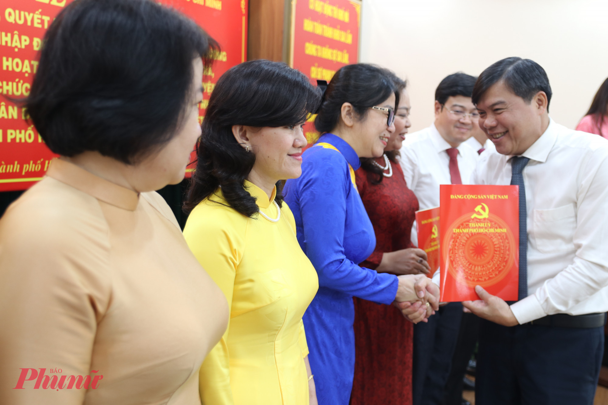 Ra mắt phường, xã mới tại TPHCM: Dấu ấn trên hành trình kiến tạo đô thị hiện đại, nghĩa tình Trao quyết định Chủ tịch UBND phường Cầu Ông Lãnh cho bà Trương Thị Minh Dung