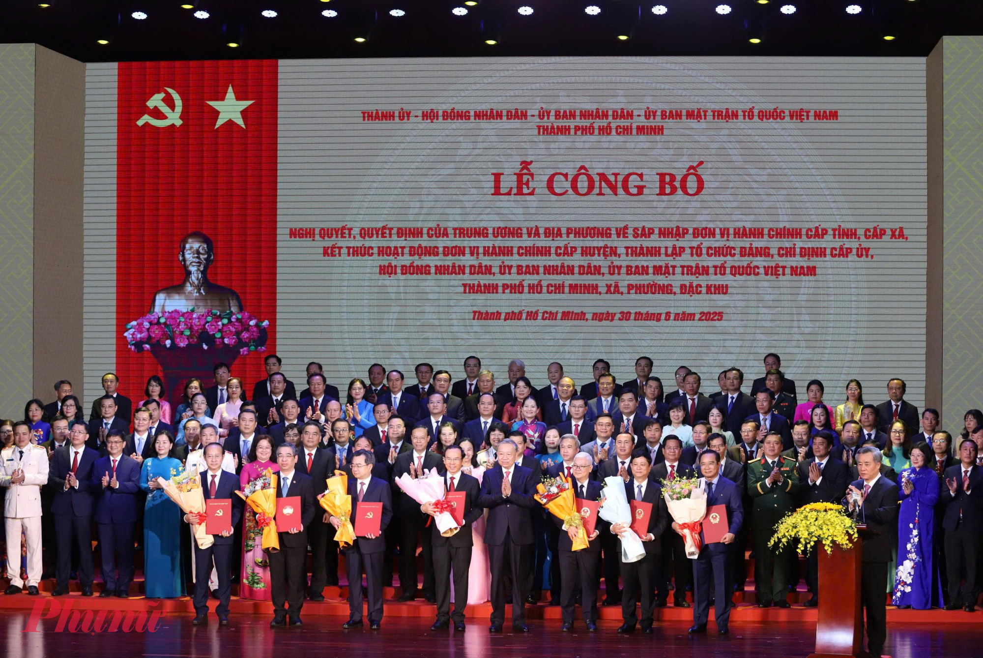 Tổng bí thư Tô Lâm: Kỳ vọng TPHCM mới là điểm sáng của Việt Nam, điểm hẹn của châu Á và thế giới Tổng Bí thư Tô Lâm trao các quyết định tại Lễ công bố các Nghị quyết, Quyết định của Trung ương và địa phương về sáp nhập đơn vị hành chính cấp tỉnh, cấp xã, kết thúc hoạt động đơn vị hành chính cấp huyện, thành lập tổ chức Đảng, chỉ định cấp ủy, HĐND, UBND, Ủy ban MTTQ Việt Nam TPHCM, xã, phường, đặc khu.