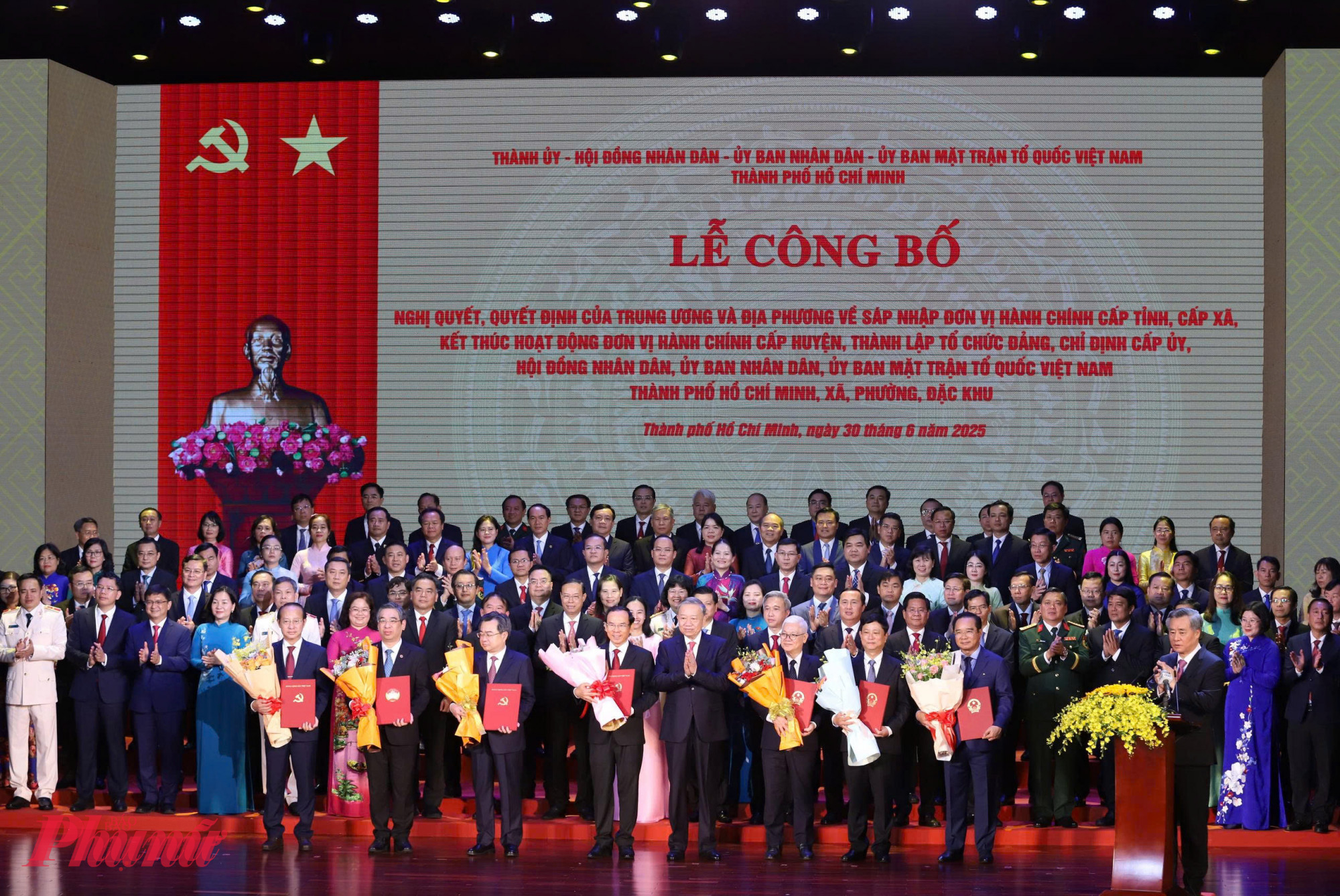 Bí thư Nguyễn Văn Nên: Những việc cần làm ngay khi vận hành TPHCM mới Tổng Bí thư Tô Lâm chúc mừng thành lập TPHCM và trao quyết định của Bộ Chính trị về chỉ định Ban Chấp hành, Ban Thường vụ Thành ủy TPHCM