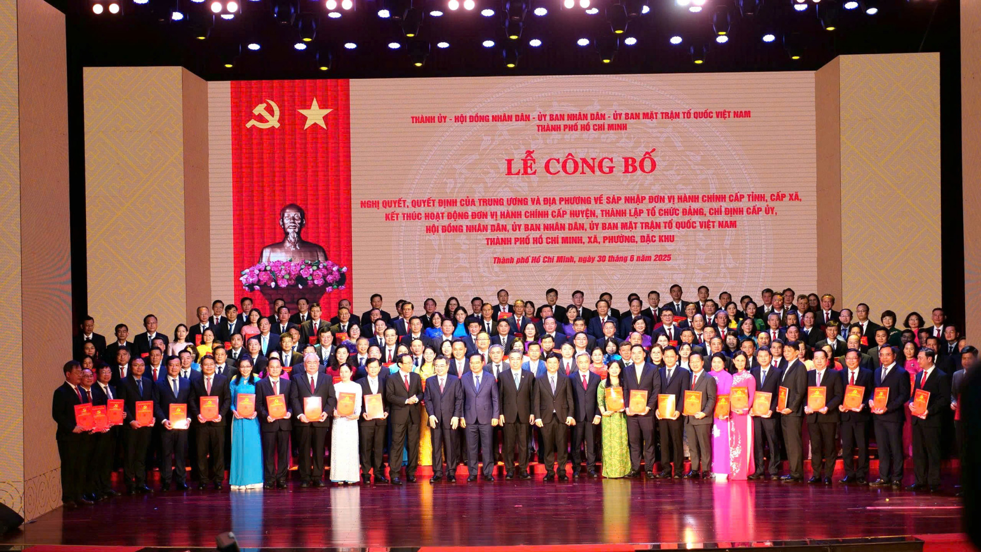 Công bố 168 Bí thư Đảng ủy phường, xã, đặc khu mới của TPHCM 168 Bí thư phường, xã, đặc khu mới của TPHCM nhận quyết định