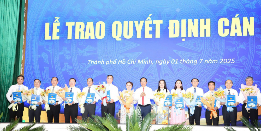 Chủ tịch UBND TPHCM Nguyễn Văn Được tặng hoa chúc mừng các Ủy viên UBND Thành phố - Ảnh: Thanh Tâm