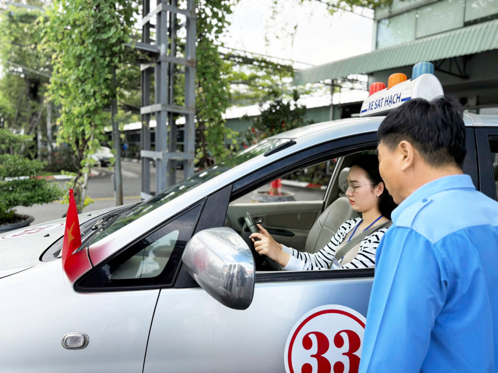 Đội ngũ điều phối viên tích cực hướng dẫn thí sinh trước phần thi thực hành,  góp phần đảm bảo kỳ thi diễn ra thuận lợi tại Trung tâm Đào tạo và Sát hạch lái xe Hóc Môn