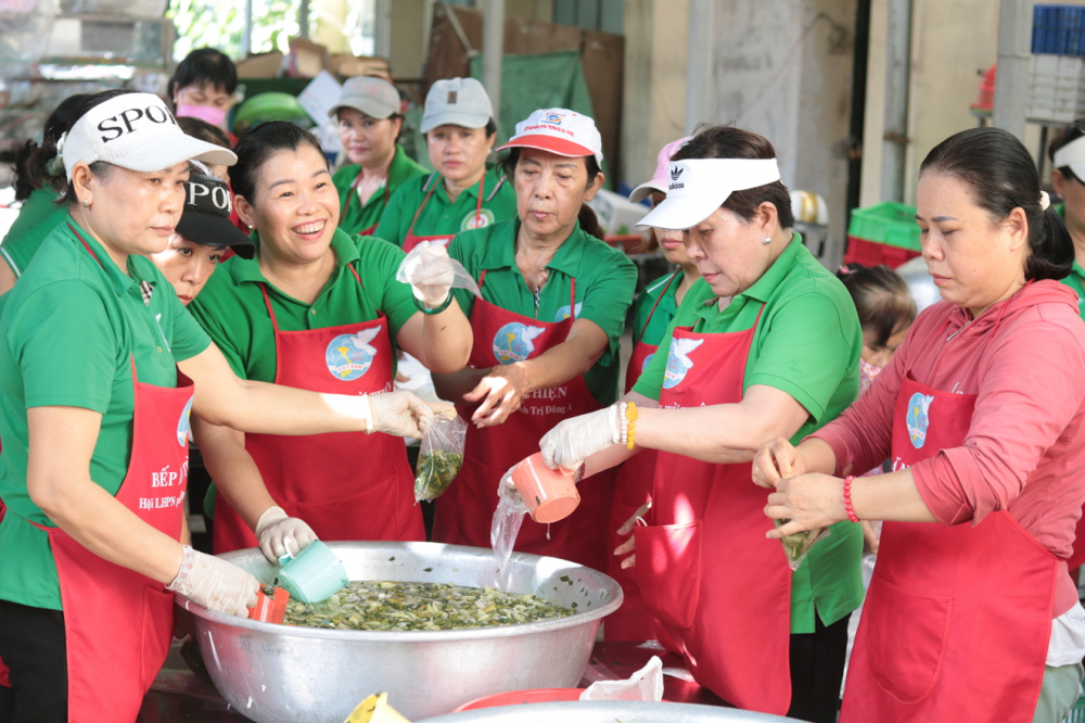 Nhờ vườn rau khí canh, bếp ăn từ thiện luôn có sẵn nguồn rau sạch