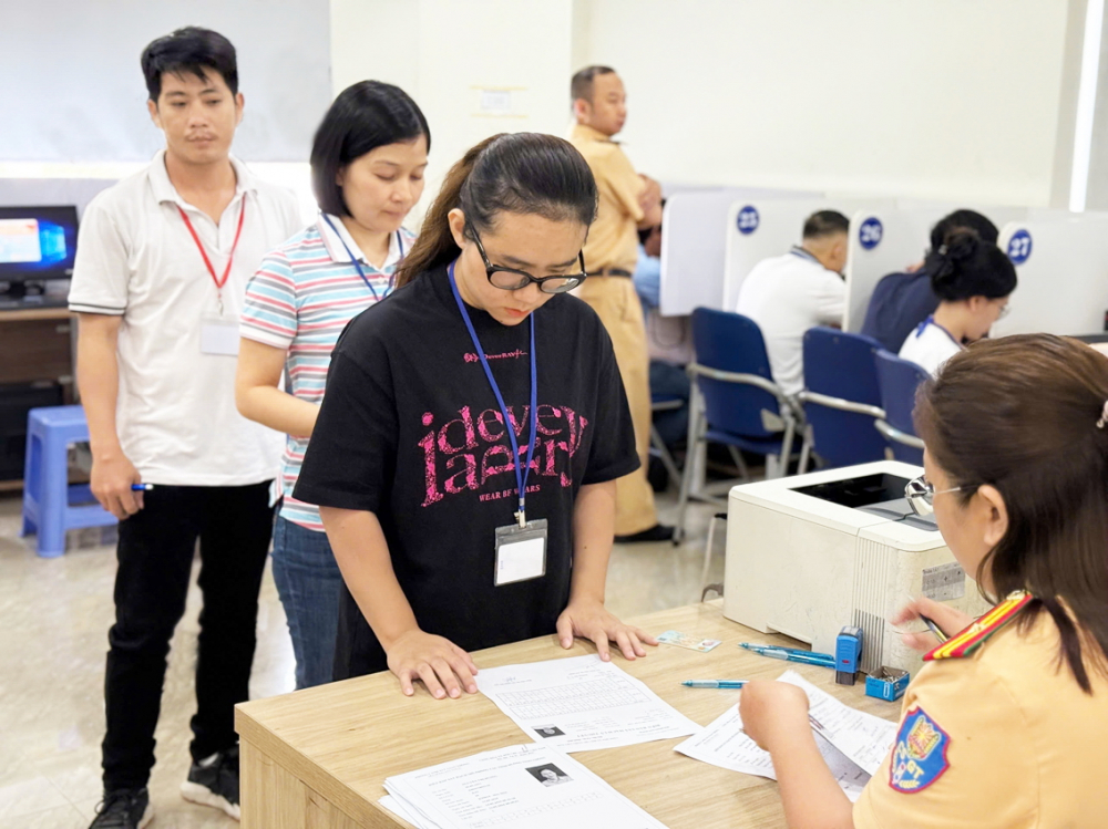 Cán bộ sát hạch hướng dẫn thí sinh làm thủ tục thi tại Trung tâm Đào tạo và Sát hạch lái xe Hóc Môn
