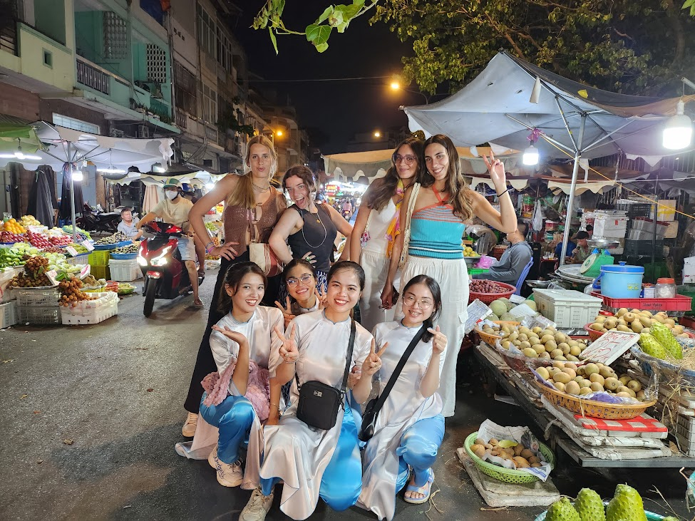Khách quốc tế thích thú trải nghiệm tour du ngoạn ẩm thực Sài Thành - The Xo Foodie Tour, với các bạn hướng dẫn viên mặc áo dài, chở khách bằng xe máy. Ảnh: XO TOURS