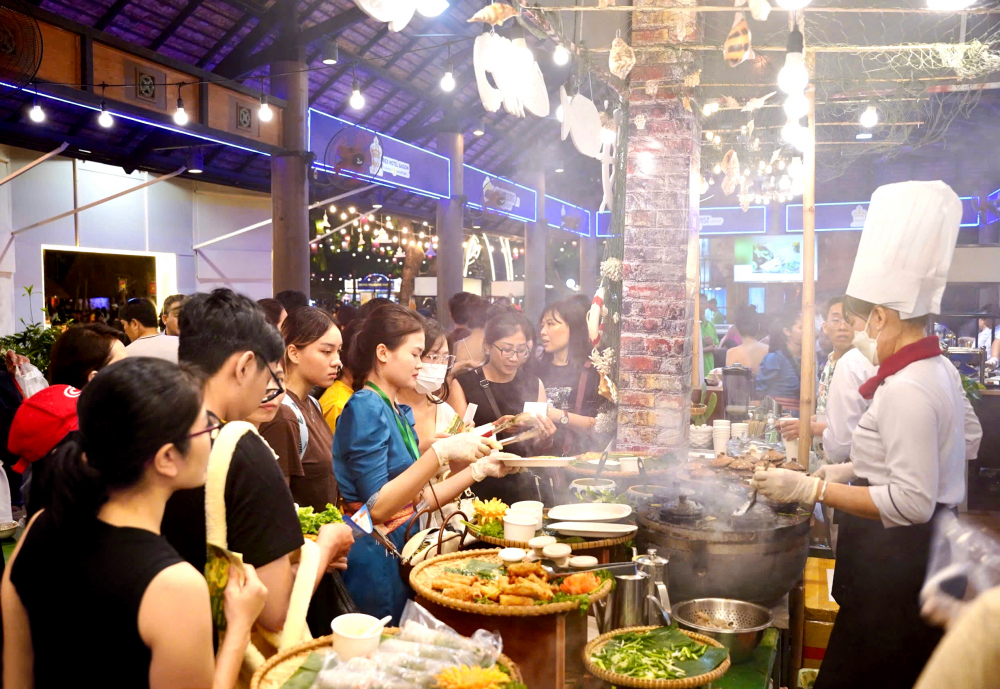 Gần 70.000 khách trong và ngoài nước dự lễ hội văn hóa ẩm thực, món ngon Saigontourist Group 2025 ẢNH: QUỐC THÁI