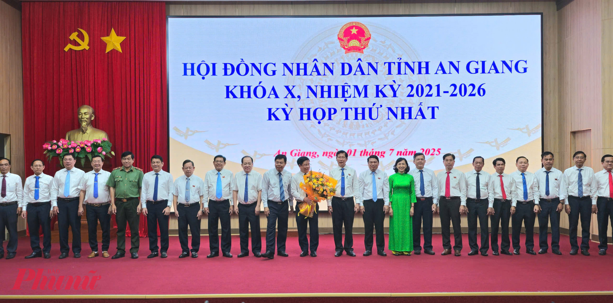 Thành viên UBND tỉnh An Giang ra mắt các đại biểu - Ảnh Phú Hữu